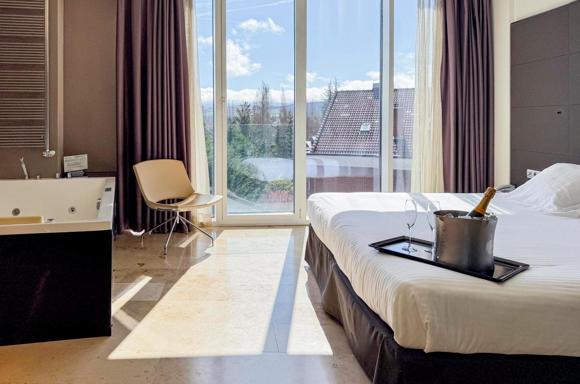 Hotel Jardines De Uleta Suites Vitoria-Gasteiz Eksteriør bilde